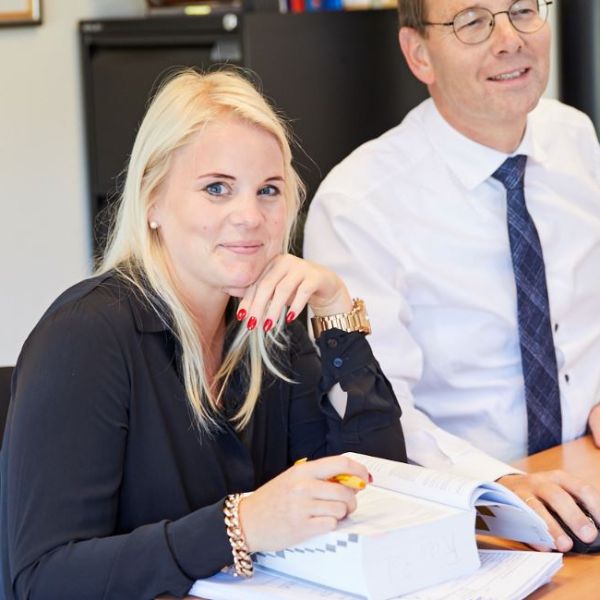 vrouw met blond haar is anouska en ze vertelt over opleidingsmogelijkheden bij de jong en laan