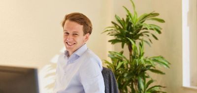 Felix studeert aan het Nyenrode en werkt bij de Jong & Laan in de controlepraktijk