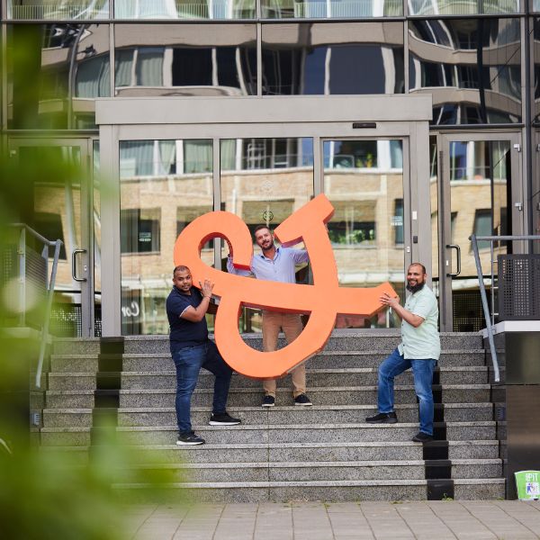 mensen tillen ampersand op