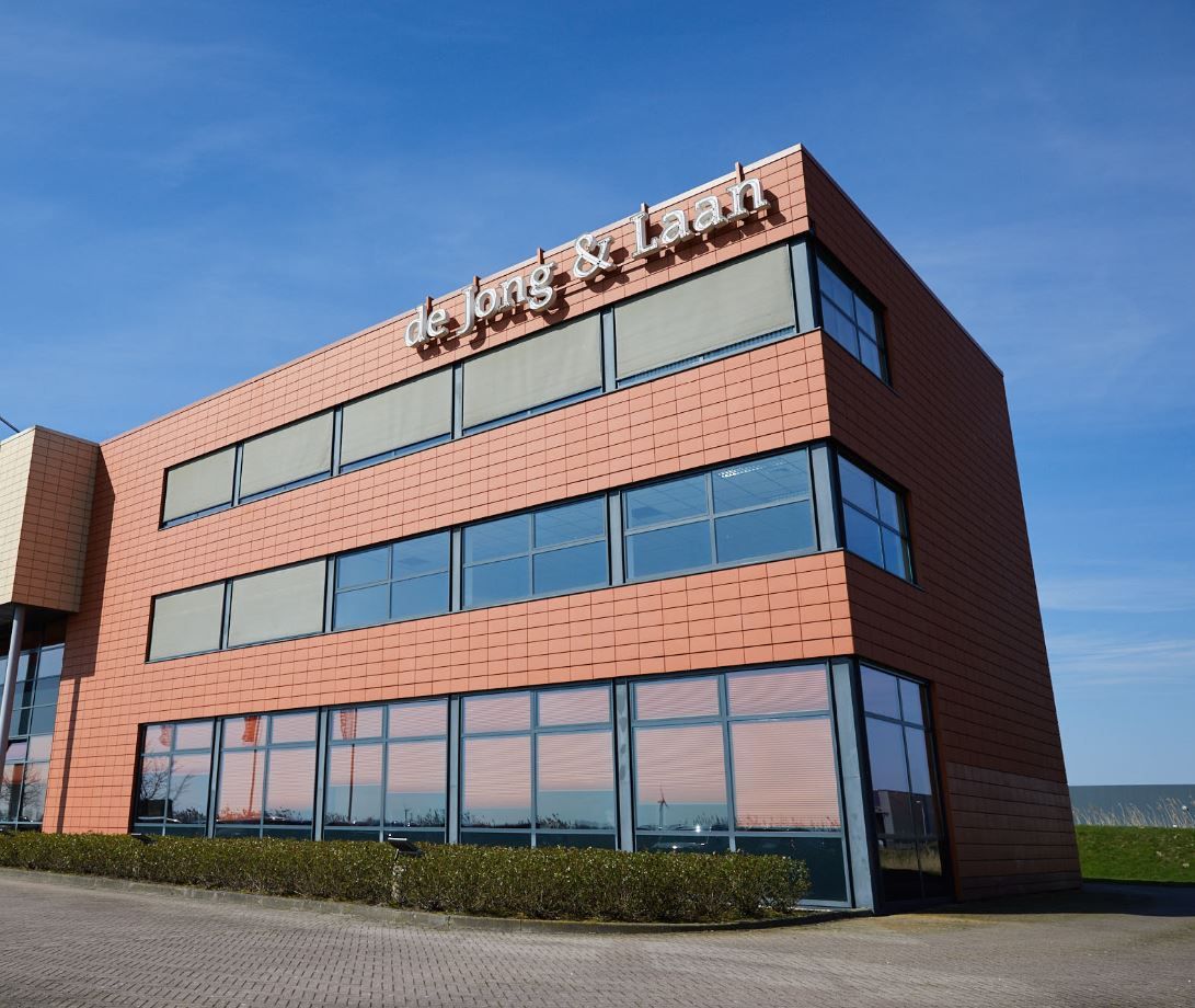 Bruin gebouw de Jong en Laan vestiging Emmeloord