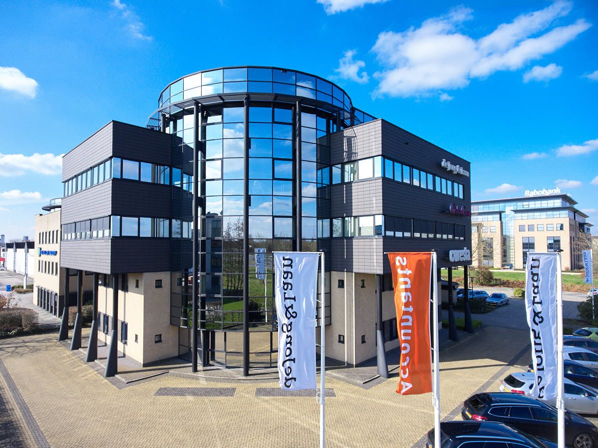 Pand met spiegel ruiten van de Jong en Laan vestiging Meppel