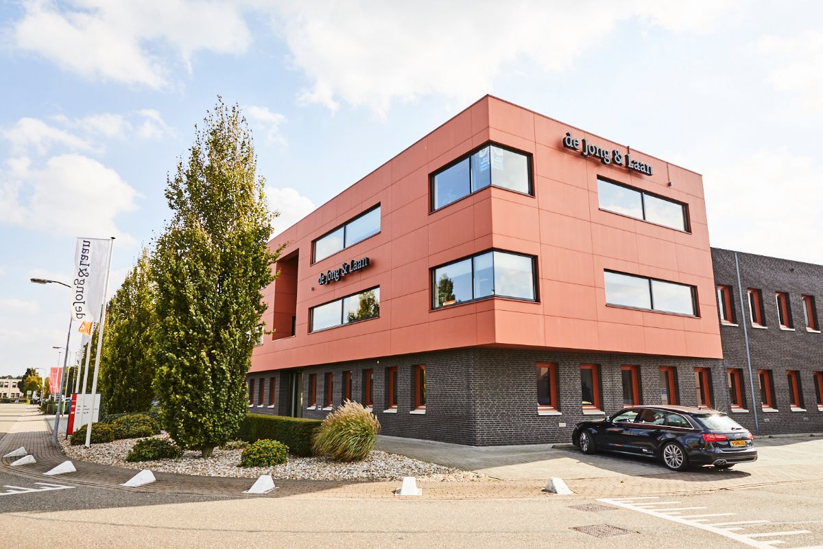 Bruin gebouw de Jong en Laan is het accountantskantoor in vestiging Putten