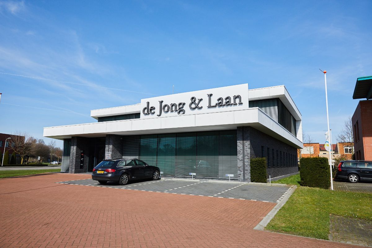 Wit gebouw is het kantoorpand van de Jong en Laan vestiging Raalte
