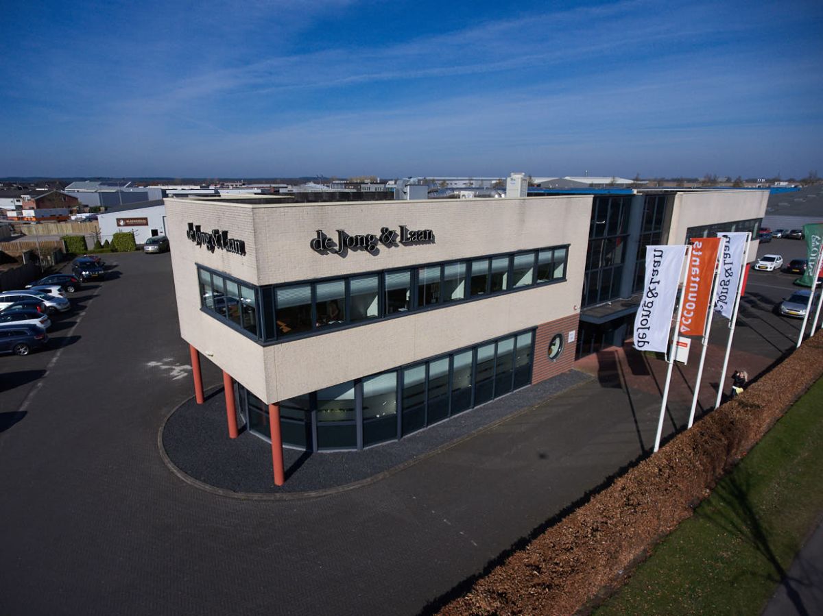Wit gebouw is het pand van de Jong en Laan vestiging Rijssen