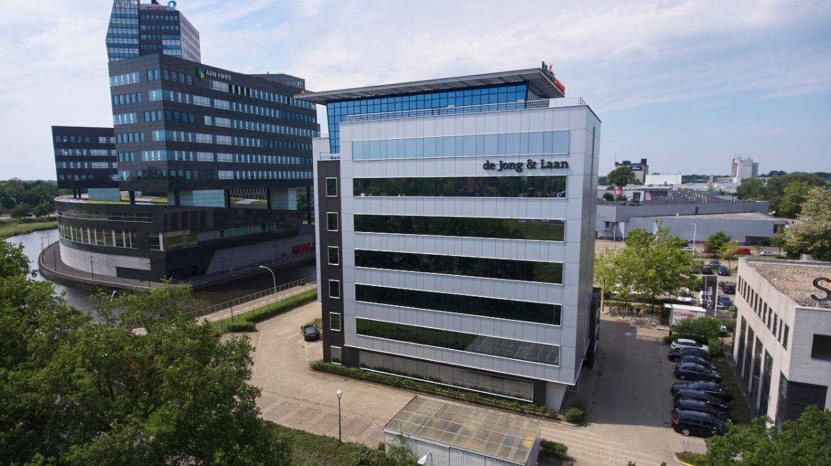 Wit en vierkant gebouw de Jong en Laan vestiging Zwolle