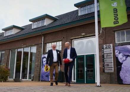 twee mannen voor gebouw