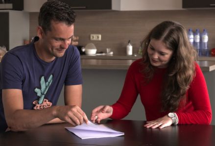 Jeroen en Maaike bespreken jaarrekening