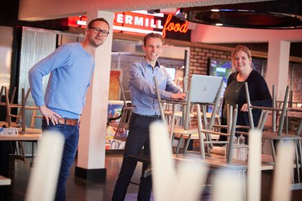 drie personen naast elkaar