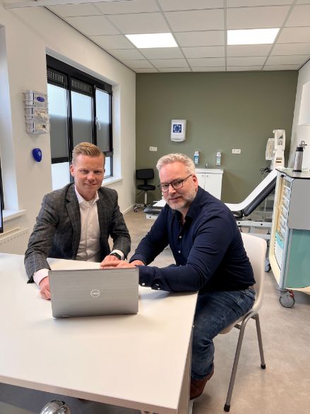 twee mannen aan tafel