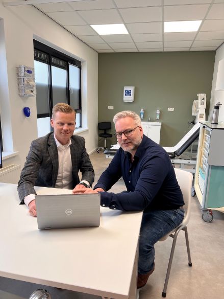 twee mannen aan tafel