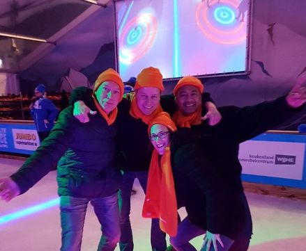 mensen met oranje mutsen