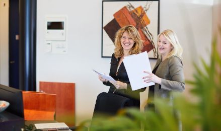 twee vrouwen lachen en profiteren van opleidingsmogelijkheden bij de jong en laan