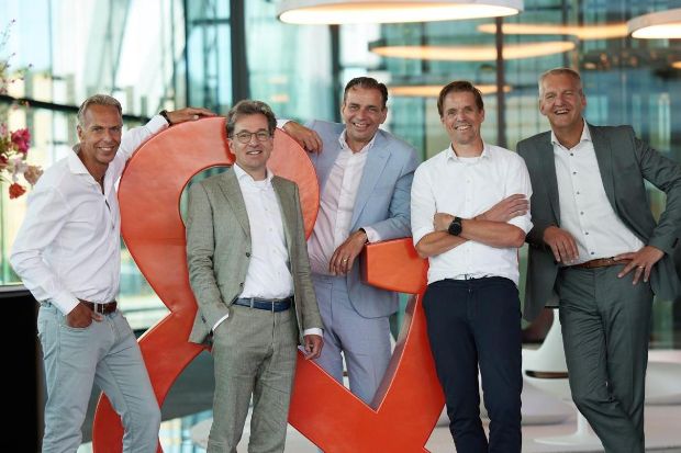 mannen bij oranje ampersand