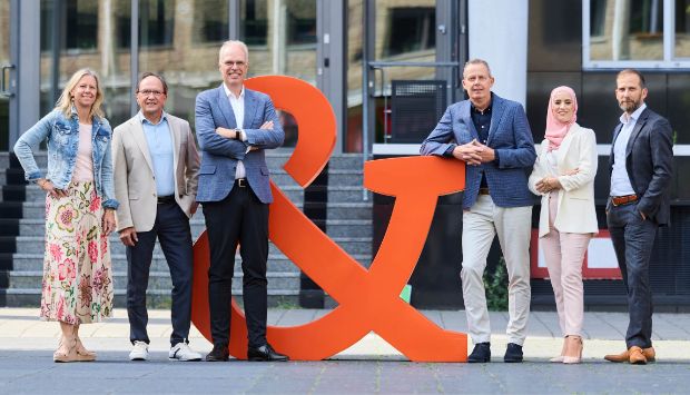 groep mensen bij ampersand