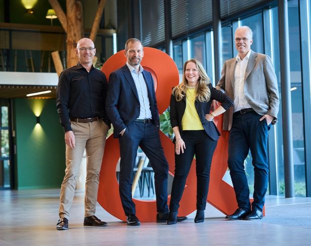 groep mensen bij ampersand