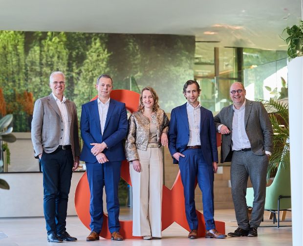 groep mensen bij ampersand