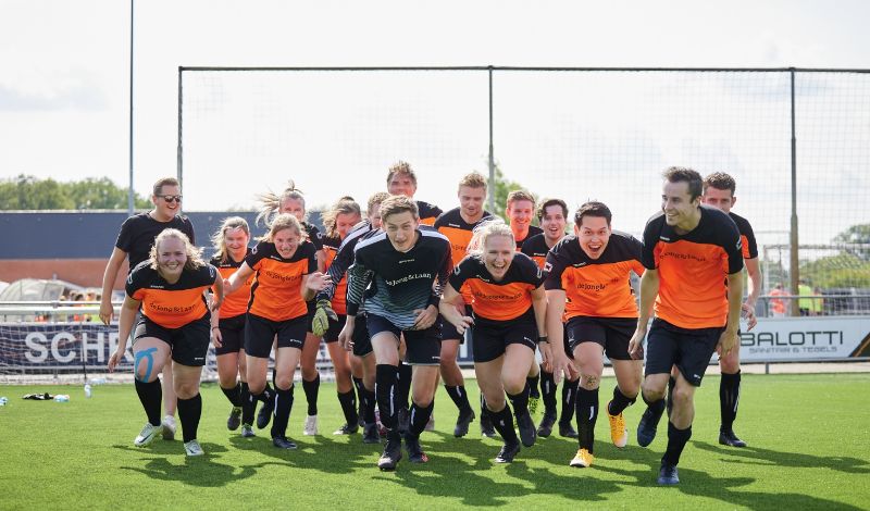 Het jaarlijkse voetbaltoernooi: óók dit is de Jong & Laan